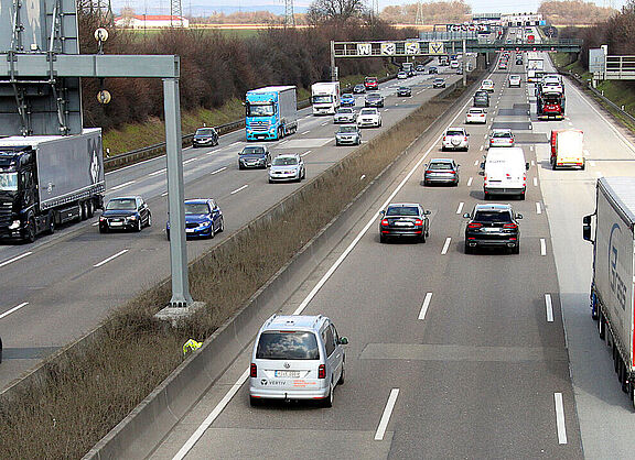 Klimaschädlicher Verkehr auf der A5 bei Frankfurt