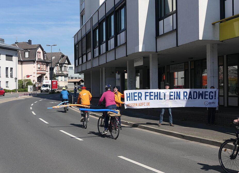 Dietigheimer Straße Poolnudel Radweg fehlt Poolnudeln auf Fahrädern zeigen den benötigten Platz, auch wenn ein Radweg fehlt