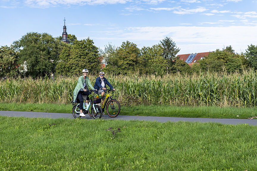 Stadtradeln 2026 Mann und Frau radeln entlang Maisfeld