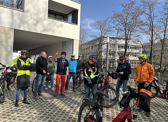 Radfahrende vor einem Zaum