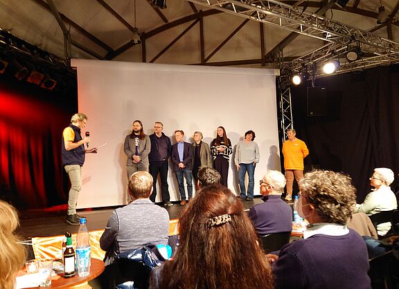  6 Personen stehen nebeneinander und werden befragt.