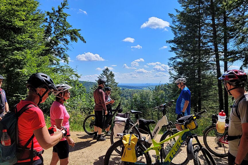 Skylineblick vom Taunusnach Frankfurt Radfahrer pausieren und schauen ins Tal.