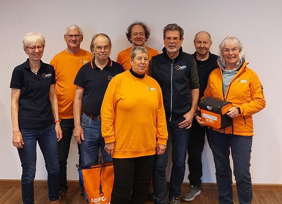 8 Personen nebeneinander