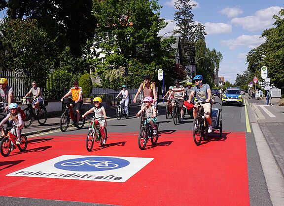 Kidical Mass in der Liebfrauenstraße, Oberursel Kinder radeln über Fahrradstraße