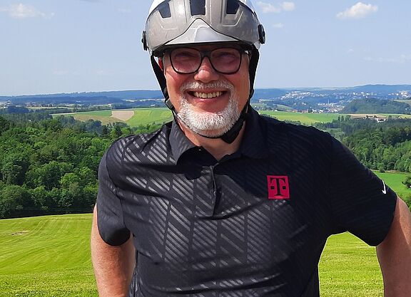 Uwe Koenzen mit Radhelm stehend - Profilbild