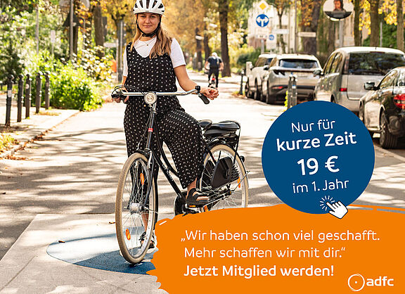 Radfahrerin mit Helm auf Fahrradstraße. ADFC-Mitgliedschaftsangebot: 19 € im ersten Jahr, gültig bis 24.10.2025