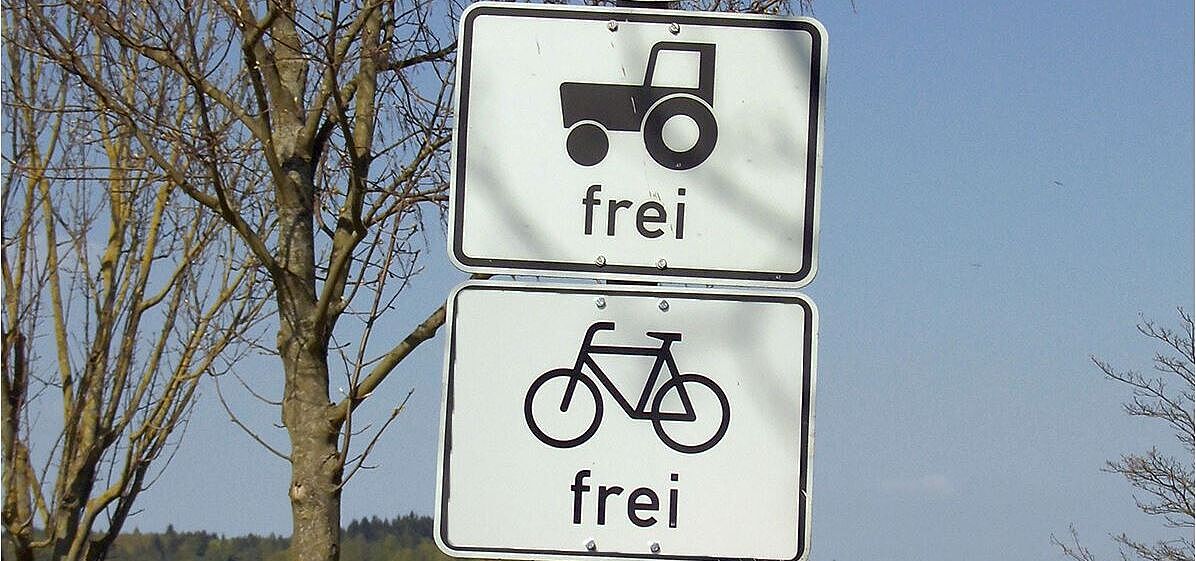 Verkehrsschilder "Traktor frei" und "Fahrrad frei"