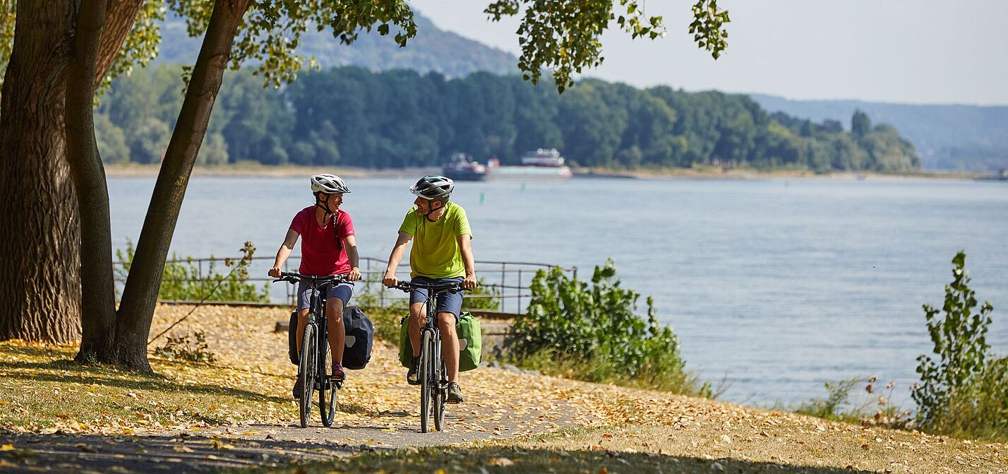 Radreisende am Wasser Radreisende am Wasser